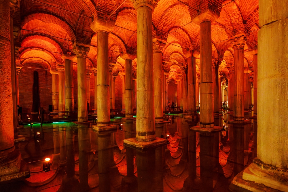 Diseño de luz e interior atmosférico dentro de la Cisterna Basílica en Estambul