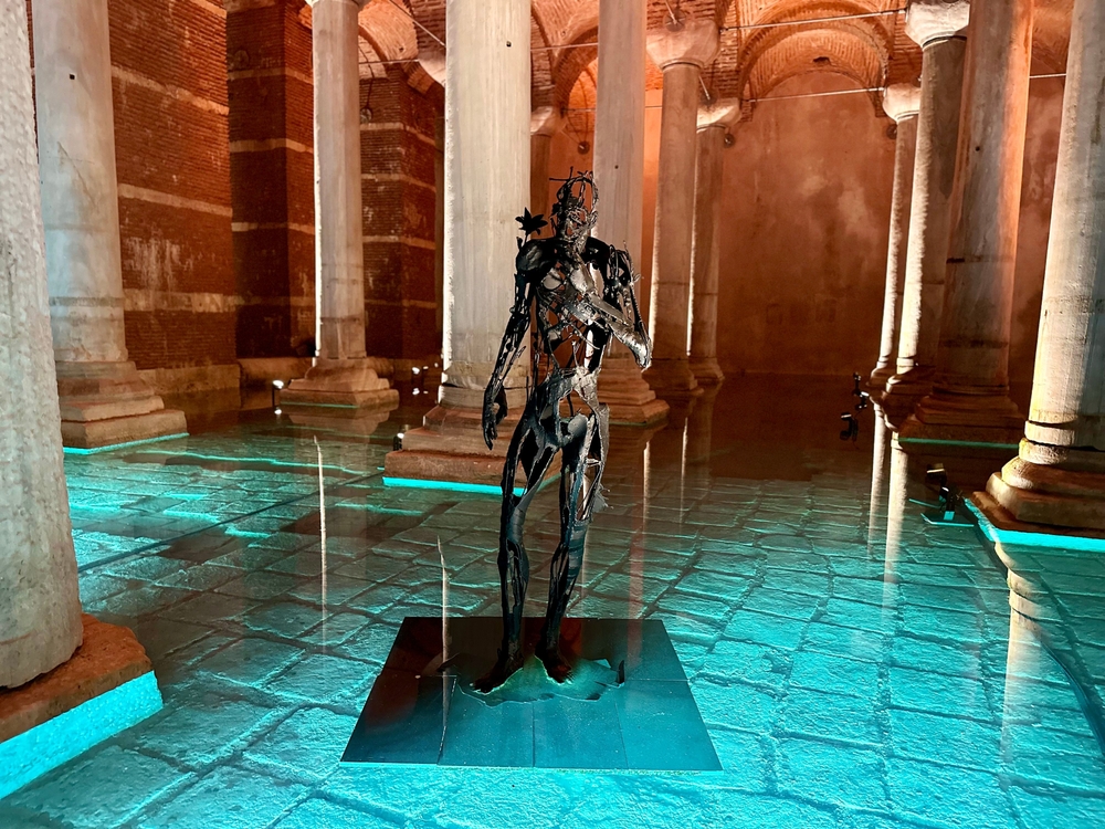 Interno della Basilica Cisterna con file di antiche colonne e riflessi sull'acqua.