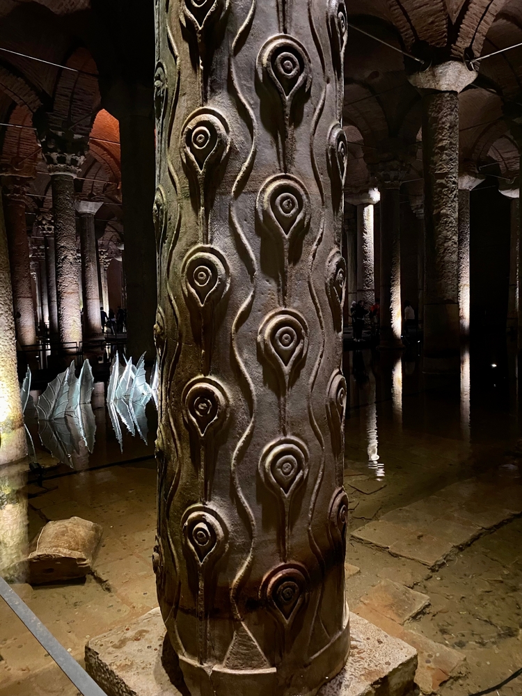 Columna del Ojo de Gallina con dibujos en forma de lágrima en la Cisterna Basílica en Estambul