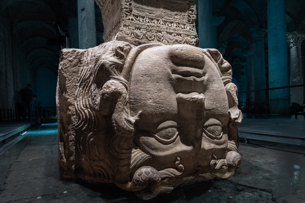 Cabeza de Medusa en la base de una columna de la Cisterna Basílica