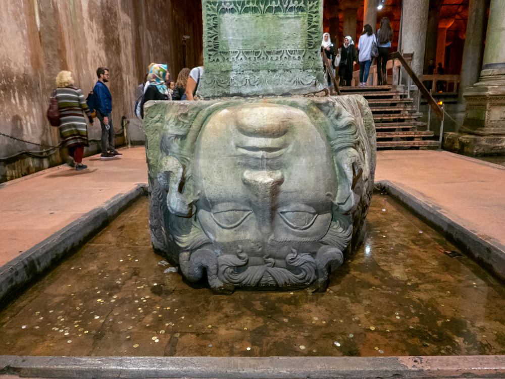 Antica testa romana di Medusa posizionata capovolta alla base di una colonna nella Basilica Cisterna