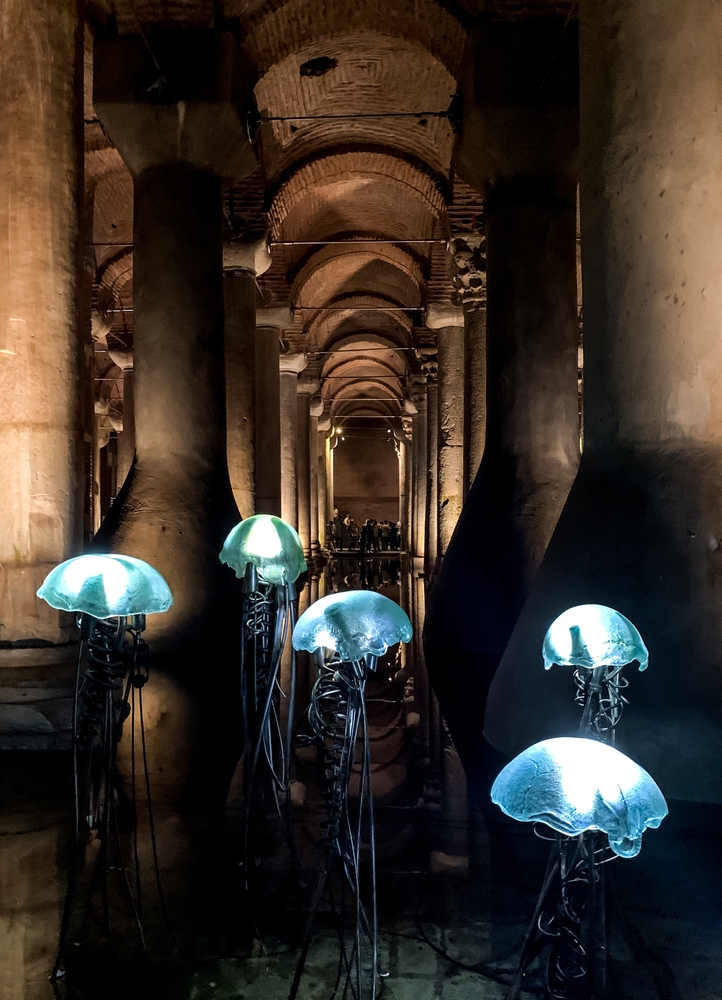 Instalación de arte moderno dentro de la Cisterna Basílica en Estambul