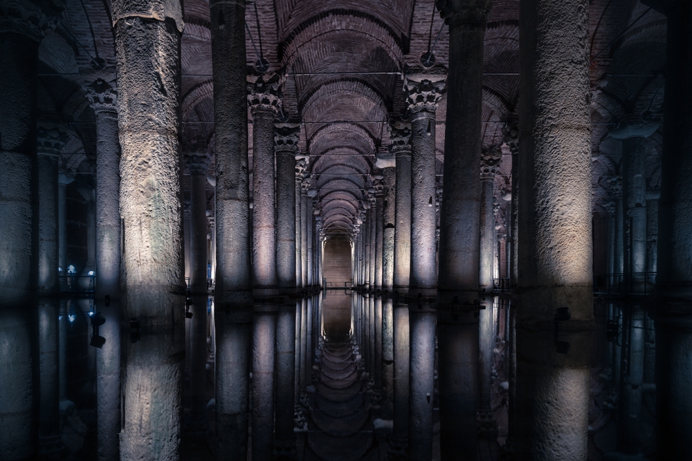 Installazione di arte moderna e illuminazione all'interno della Basilica Cisterna.