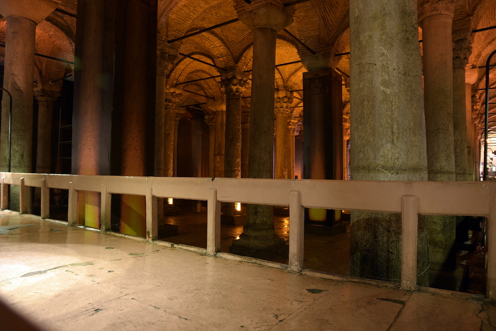 Plataformas de madera sobre el agua dentro de la Cisterna Basílica en Estambul