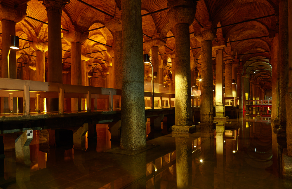 Passerelle di legno sopra l'acqua all'interno della Basilica Cisterna a Istanbul.