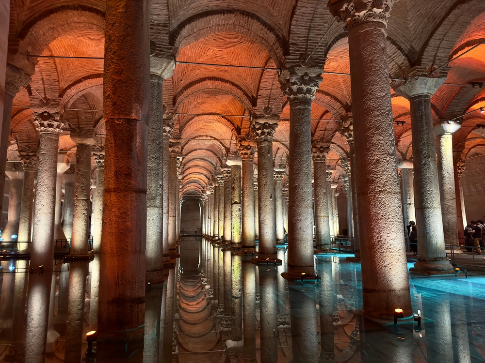 Riflessi delle colonne sull'acqua all'interno della Basilica Cisterna a Istanbul.